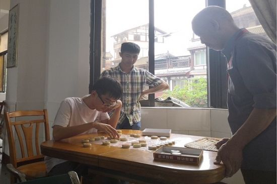 广西师法大学青年志愿者协会环境与资源学院分会开展敬老院老人慰问活动