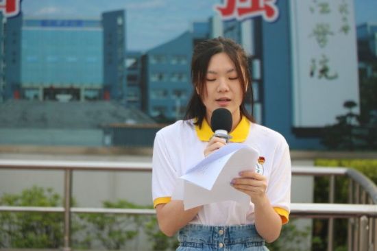 漓江学院举行建校十八周年升旗仪式