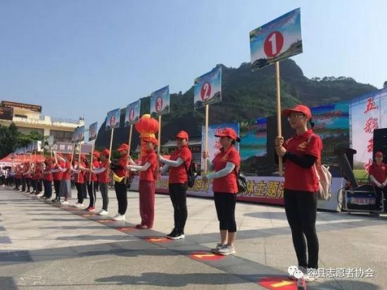 容县旅游志愿者助力2019年“中国旅游日”五彩田玉林主题活动暨容县都峤山千人徒步活动