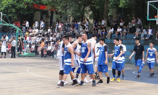 广西民族大学“团结杯”篮球赛火热开赛，文学院代表队积极应战、奋力拼搏