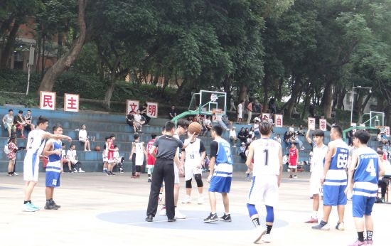 广西民族大学“团结杯”篮球赛火热开赛，文学院代表队积极应战、奋力拼搏