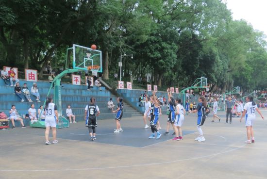 广西民族大学“团结杯”篮球赛火热开赛，文学院代表队积极应战、奋力拼搏