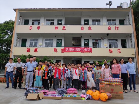 灌阳县开展青春扶贫关爱贫困青少年六一慰问活动