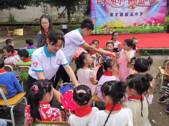 灌阳县开展青春助力教育扶贫“迎六一”主题活动