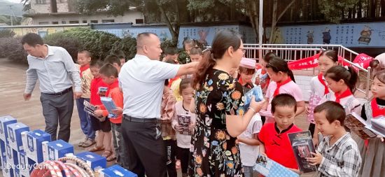 灌阳县灌阳镇开展“心系校园·情暖童心”和 “新时代文明实践进校园”六一慰问活动