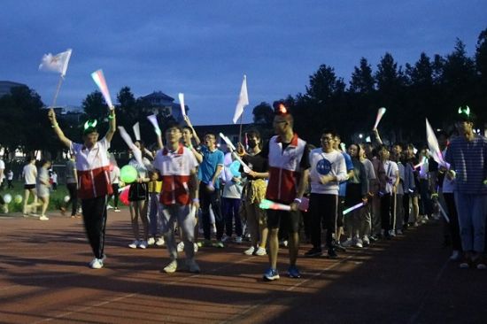 广西师范大学举办2019年禁毒防艾健康荧光夜跑活动