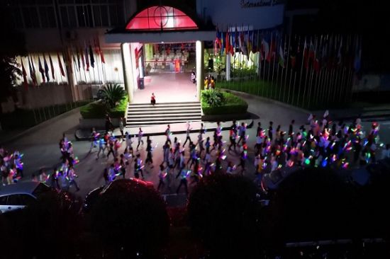 广西师范大学举办2019年禁毒防艾健康荧光夜跑活动