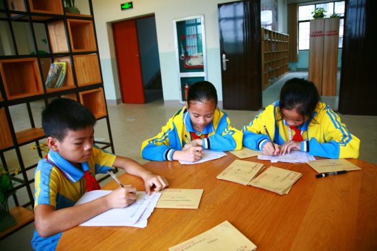 隆安县开展“爱的快递”关爱留守儿童活动！