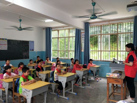 团化州市委到隆安县开展公益助学活动