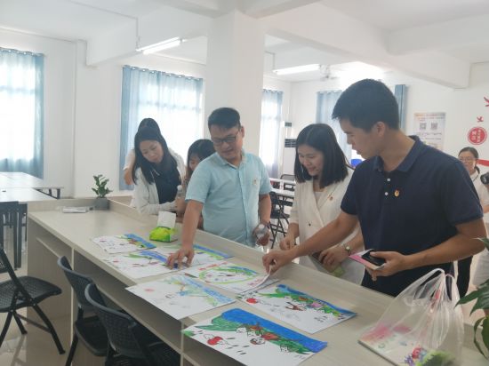 团化州市委到隆安县开展公益助学活动