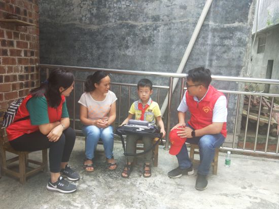 团化州市委到隆安县开展公益助学活动