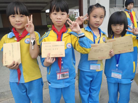 隆安县开展“爱的快递”关爱留守儿童活动！