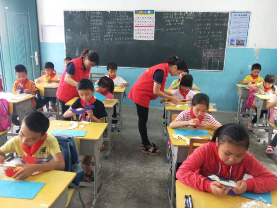团化州市委到隆安县开展公益助学活动