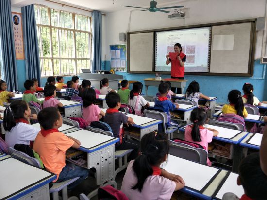 团化州市委到隆安县开展公益助学活动