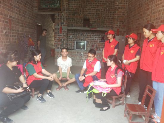 团化州市委到隆安县开展公益助学活动