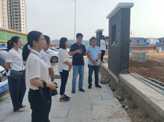 团化州市委到隆安县开展公益助学活动