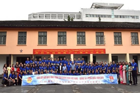 越南广宁青少年代表团参观考察广西师范大学越南学校纪念馆