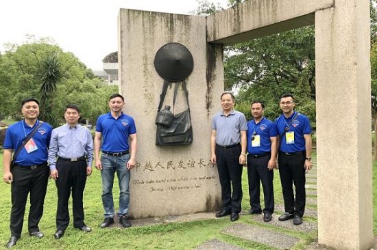 越南广宁青少年代表团参观考察广西师范大学越南学校纪念馆