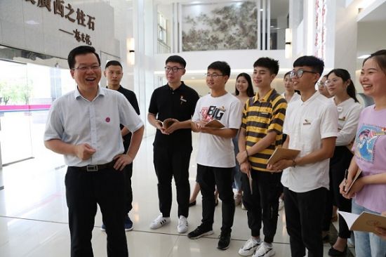 广西师范大学贺祖斌校长为学生党员上微党课“大学精神与学生成长”