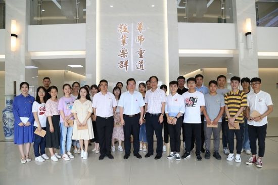 广西师范大学贺祖斌校长为学生党员上微党课“大学精神与学生成长”