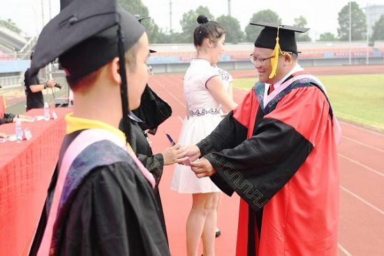 广西师范大学开展西部计划志愿者录取通知书发放仪式