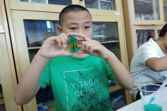 广西师范大学蒲公英暑期科技夏令营开展以“拱形毛虫中探索弹力，七色彩虹寻密度规律”为主题的活动