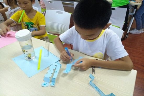 广西师范大学蒲公英暑期科技夏令营开展以“拱形毛虫中探索弹力，七色彩虹寻密度规律”为主题的活动