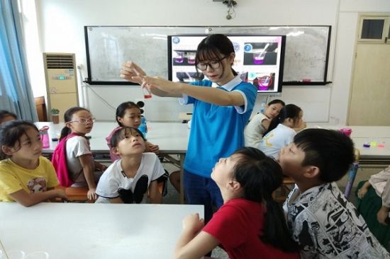 广西师范大学蒲公英暑期科技夏令营开展以“拱形毛虫中探索弹力，七色彩虹寻密度规律”为主题的活动