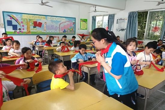 广西师范大学万众爱心学校开展“校外辅导员”活动