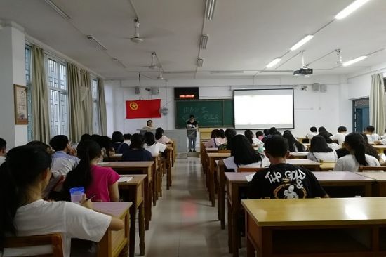 广西师范大学经济管理学院青马班开展“读书明理以致远,精神交汇助成才”第一次读书交流分享会