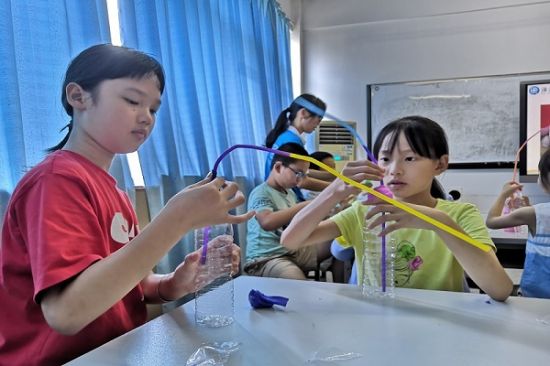 广西师范大学蒲公英科技·教育传播团队暑期科普夏令营开展“三液相会有奥秘，冷热变换易形状”趣味课程