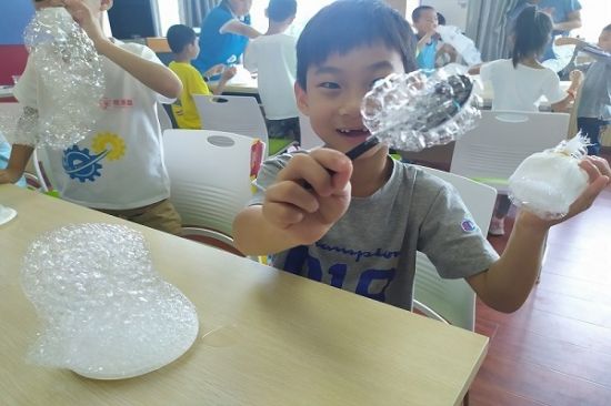 广西师范大学蒲公英暑期科技夏令营“七彩泡泡观光学原理 不倒翁中识重心位置”主题活动开展