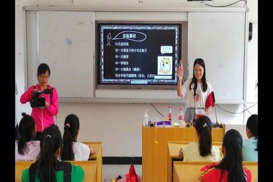 广西师范大学化学与药学学院“砹锌”科普团队赴荔浦市开展乡村小学科普教育活动