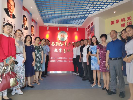 市政协委员视察灌阳县“青少年之家”建设情况