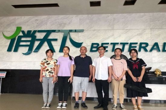 广西师范大学化学与药学学院“春兰”大学生社会调研团队开展荔浦市衣架企业生产经营状况调研活动——以荔浦市俏天下有限公司为例