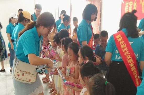 广西师范大学兴安县崔家乡挂职队开展“情暖童心，你我同行”关爱留守儿童活动