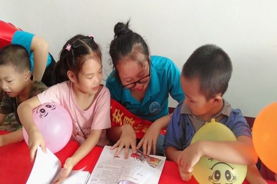 广西师范大学兴安县崔家乡挂职队开展“情暖童心，你我同行”关爱留守儿童活动