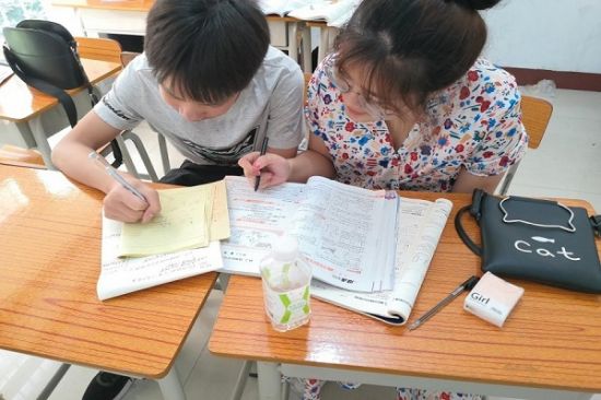 广西师范大学万众爱心学校积极开展暑假爱心教室活动