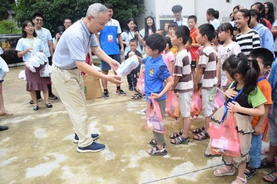 广西师范大学情暖金山，寓教于乐——桂台青年爱心志愿服务队下乡开展公益支教活动