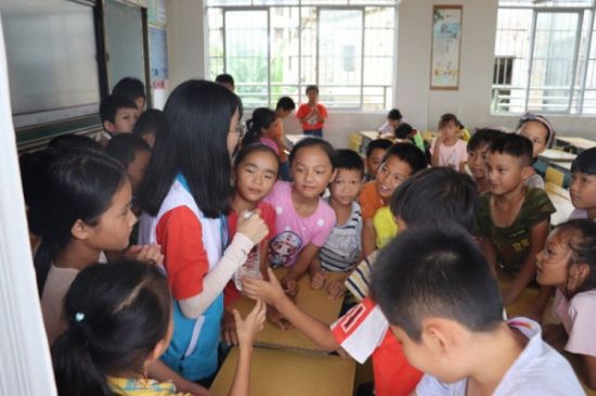 广西师范大学用心搭建爱的桥梁，反哺家乡公益教育：万众爱心学校开展“爱心教室”活动