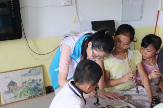 广西师范大学用心搭建爱的桥梁，反哺家乡公益教育：万众爱心学校开展“爱心教室”活动