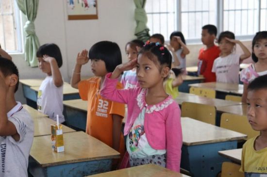 广西师范大学用心搭建爱的桥梁，反哺家乡公益教育：万众爱心学校开展“爱心教室”活动