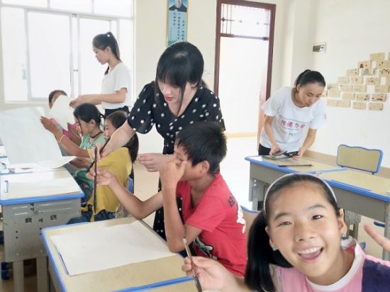 广西师范大学用心搭建爱的桥梁，反哺家乡公益教育：万众爱心学校开展“爱心教室”活动