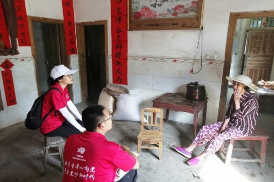 广西师范大学第十二期青马班梅溪镇小组开展关爱农村“三留”活动