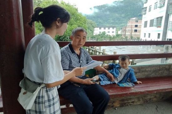 广西师范大学“绘梦乡村”小队走进苗族乡,积极助推乡村人居环境改善