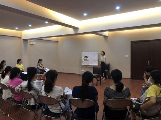 秀峰区解东社区团支部举办“如何培养孩子良好的学习习惯”亲子互动课堂