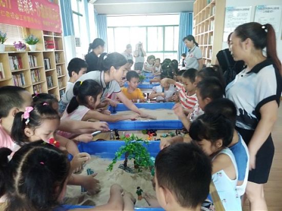 秀峰区飞凤社区团支部开展“守护儿童，安全先行”防溺水宣传活动