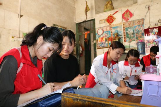 脱贫攻坚 | 隆安县团委开展“希望工程·圆梦行动”家访活动助力贫困新生圆梦大学