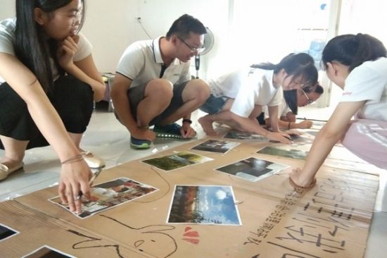 广西师范大学广西农村环境综合治理调研队开展主题为环境综合治理，营造清洁优美环境的宣传工作