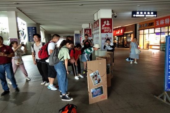 广西师范大学广西农村环境综合治理调研队开展主题为环境综合治理，营造清洁优美环境的宣传工作